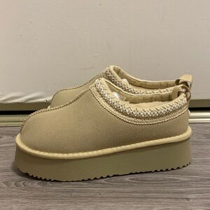 Tasman slippers tan faux suede